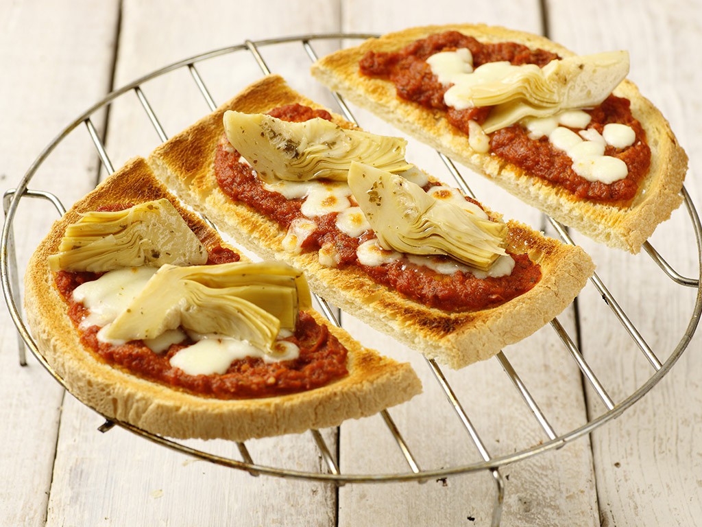 Pane a fette con Salsa Mediterranea Valfrutta Granchef, Carciofi alla Paesana Valfrutta Granchef e Mozzarella a cubetti