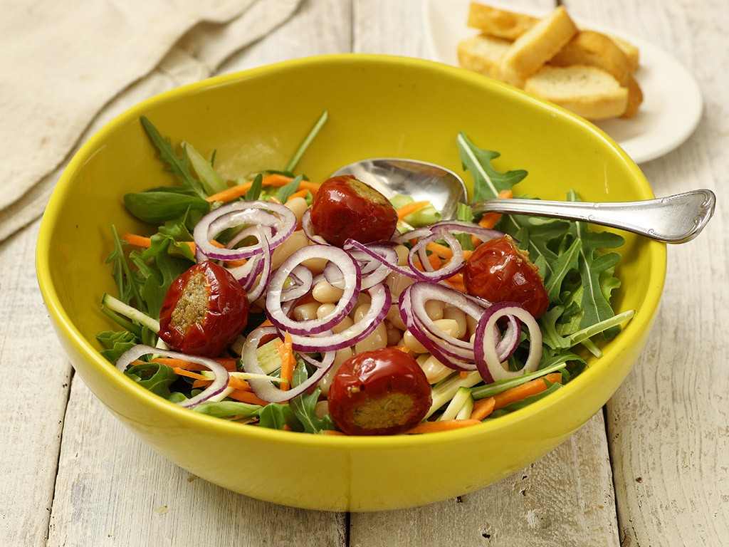 Zucchine e carote a fiammifero Rucola Fagioli Cannellini Valfrutta Granchef Peperoncini ripieni di tonno Valfrutta Granchef cipolla rossa