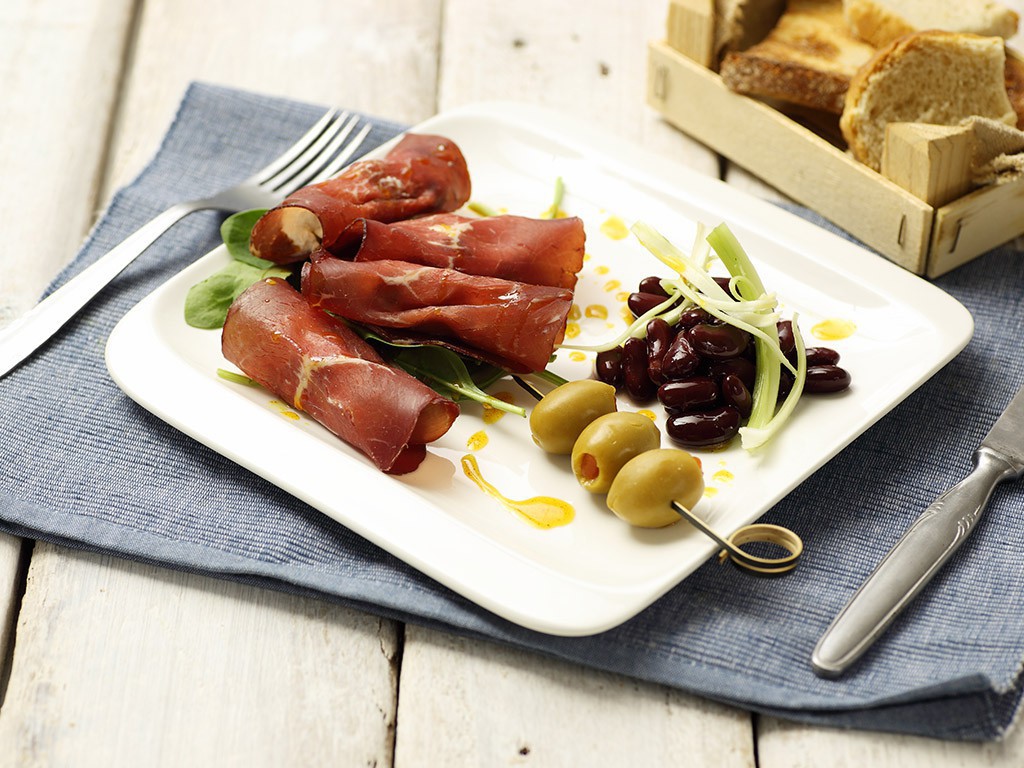 Bresaola su Red Kidney Valfrutta Granchef, sedano, crema di caprino, fichi secchi, Olive farcite Valfrutta Granchef